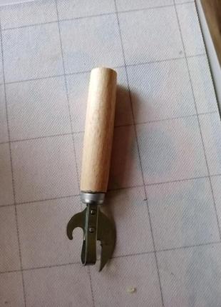 Відкривачка з деревяною ручкою