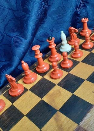 Шахматы ссср не комплект колкий пластик в деревянной коробке с доской винтаж большие красные и черные7 фото