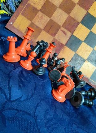 Шахматы ссср не комплект колкий пластик в деревянной коробке с доской винтаж большие красные и черные3 фото