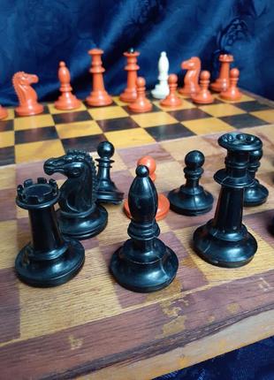 Шахматы ссср не комплект колкий пластик в деревянной коробке с доской винтаж большие красные и черные6 фото