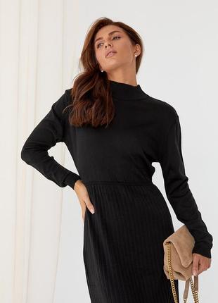 Женское черное теплое вязаное платье с имитацией складок3 фото