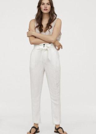 Білі лляні штани з дерев'яними ґудзиками, висока посадка