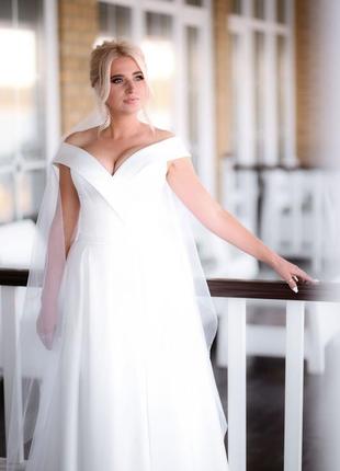 Атласна весільна сукня