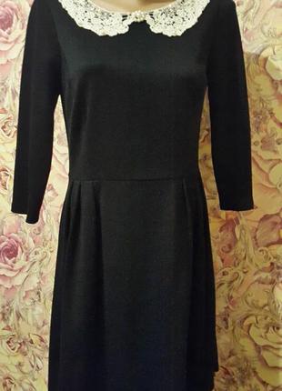 Чорна сукняз мереживним кремовим воротніком з жемчугом