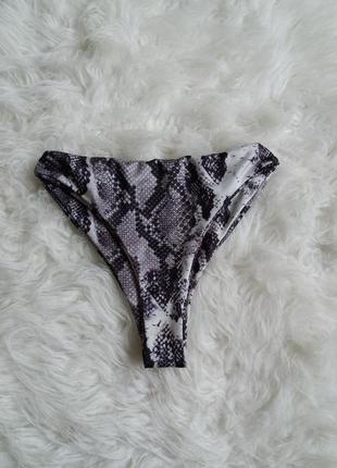 Високі плавки у зміїний принт