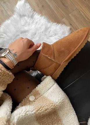Жіночі угги  It has the UGG logo embossed on the heel женские  угги