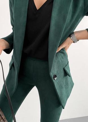 Женский брючный костюм замшевый с пиджаком бежевый чёрный зелёный на осень нарядный в офис3 фото