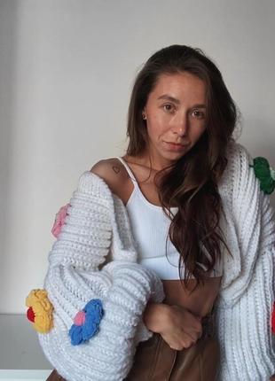 В‘язаний теплий кардиган з масивними квітами
