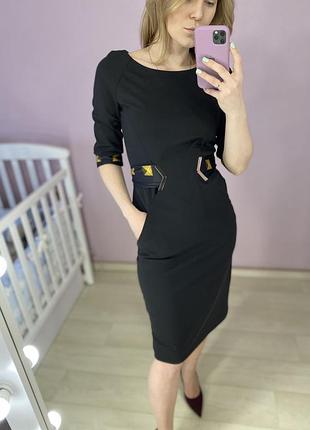 Чорне строге плаття з поясом