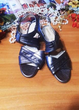 Мегакласні зручні моднячі босоніжки сандалі на підборах 5/38 натуральна шкіра шкіра нові іспанія круть