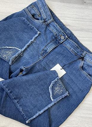 Крутые джинсы с необработанным низом