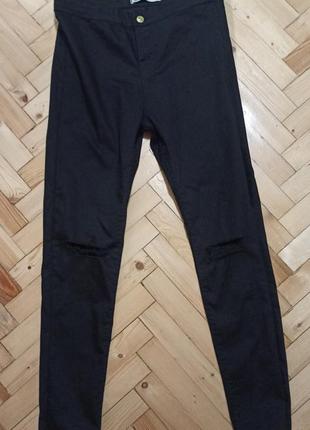 Штани / джинси з розрізами на колінах