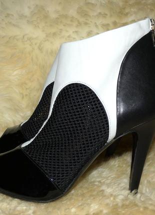 Комбинированные ботильоны с открытым носком tamara mellon черный/белый