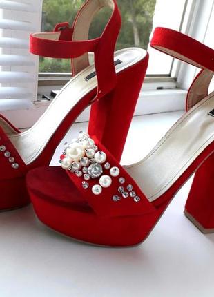 Червоні босоніжки на підборах