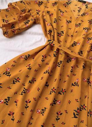 Плаття papaya у квітковий принт, для підкреслення фігури є пояс