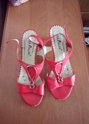 Босоніжки жіночі.