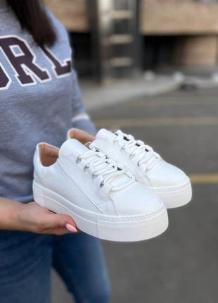 Топові білі кросівки