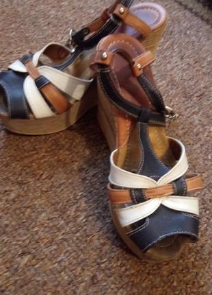 Босоножки кожаные