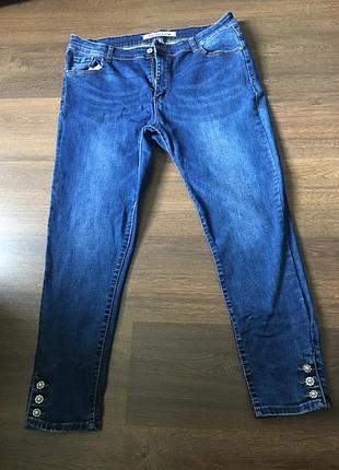 Укорочені джинси жіночі з гарними пуговицями внизу