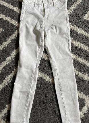 Білі базові джинси