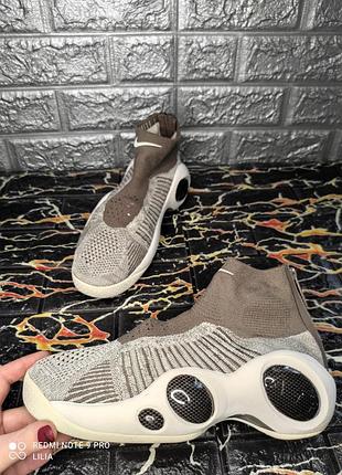 Класнючі легкі кросівки nike flight