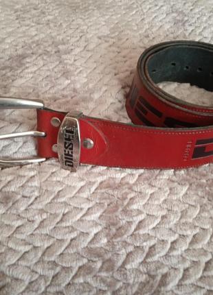 Шикарный кожаный ремень красно-черного цвета ,diesel,оригинал