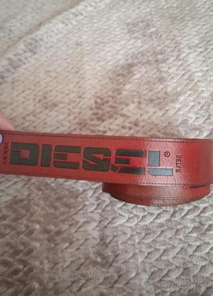Шикарный кожаный ремень красно-черного цвета ,diesel,оригинал