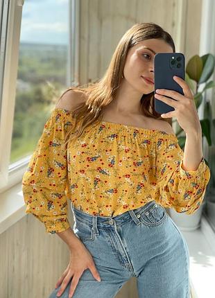 Прекрасна гірчична блуза топ на плечі в дрібну квіточку 1+1=3