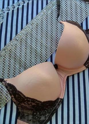 Красивый пудровый бюстгальтер с контрастным черным кружевом р. 80 в , от h&m