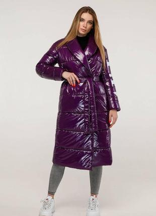 Зимняя длинная женская лаковая куртка фиолетового цвета