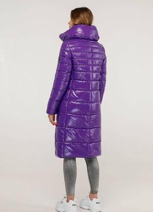 Лаковая зимняя женская куртка фиолетового цвета2 фото
