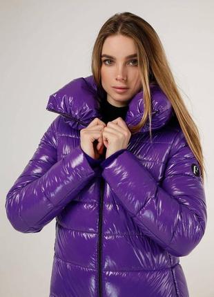 Лаковая зимняя женская куртка фиолетового цвета3 фото