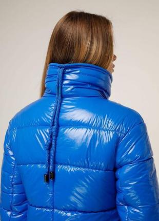 Яркая зимняя брендовая лаковая женская куртка цвета электрик3 фото