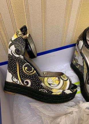 Босоножки на танкетке versace jeans