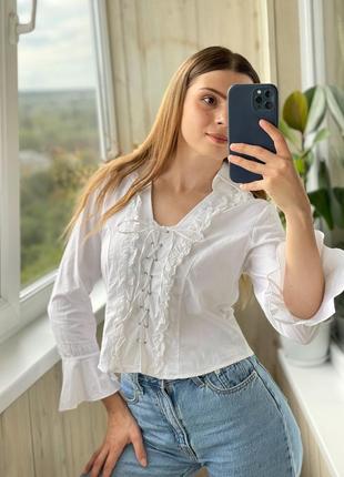 Красива біла котонова сорочка блуза зі шнурівкою та рюшами 1+1=3