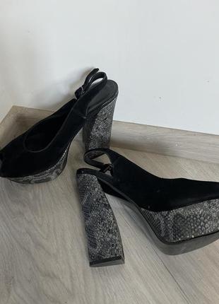 Туфлі / босоніжки