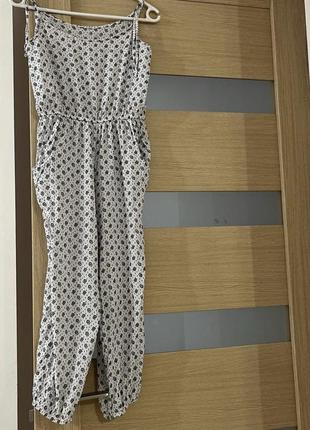 Білий комбінезон із чорними квіточками на дівчинку 10-12 років