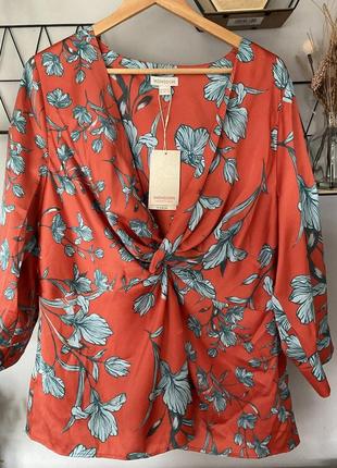 Нова!яскрава сатинова блуза в квіти з вузлом