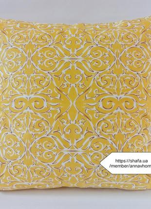 Декоративная подушка венецианский вензель на желтом