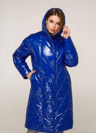 Модний жіночий пуховик з лакової плащової тканини