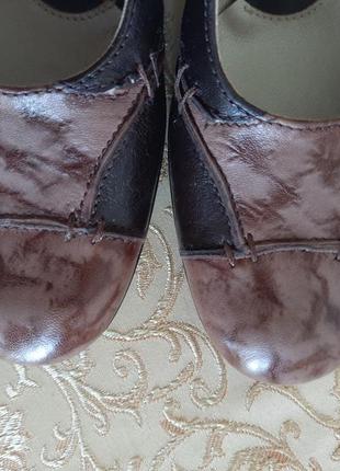 Кожаные коричневые туфли на небольшом толсом каблуке4 фото