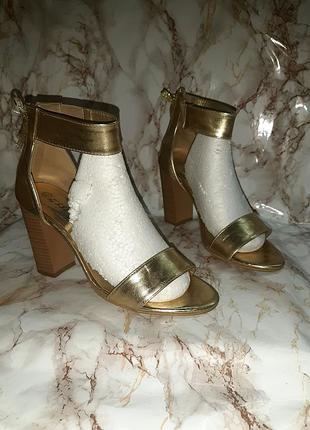 Золотисті босоніжки на високих підборах