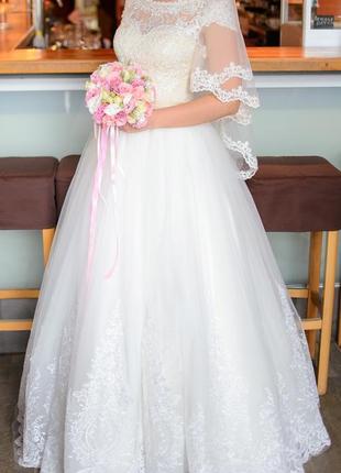 Изысканное свадебное платье а-силуэта