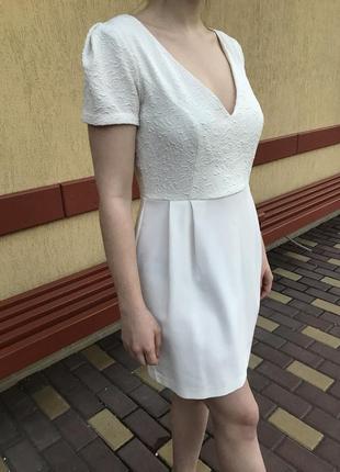 Короткое белое платье с v-образным вырезом2 фото