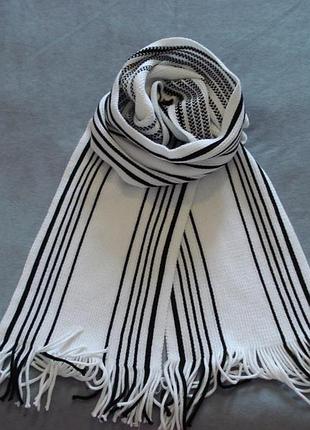 Белый полосатый шарф