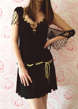 Платье с открытой спиной.