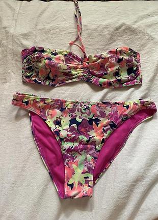 Красивенький яркий купальник