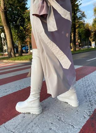 Жіночі неймовірні білі високі сапожки ботфорти на осінь весну утеплені з флісом...