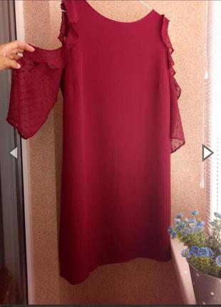 Платье с вырезами на плечах/открытыми плечами и рюшами цвета марсала3 фото