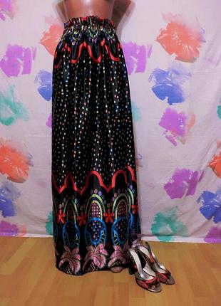 Довга яскрава спідниця в підлогу